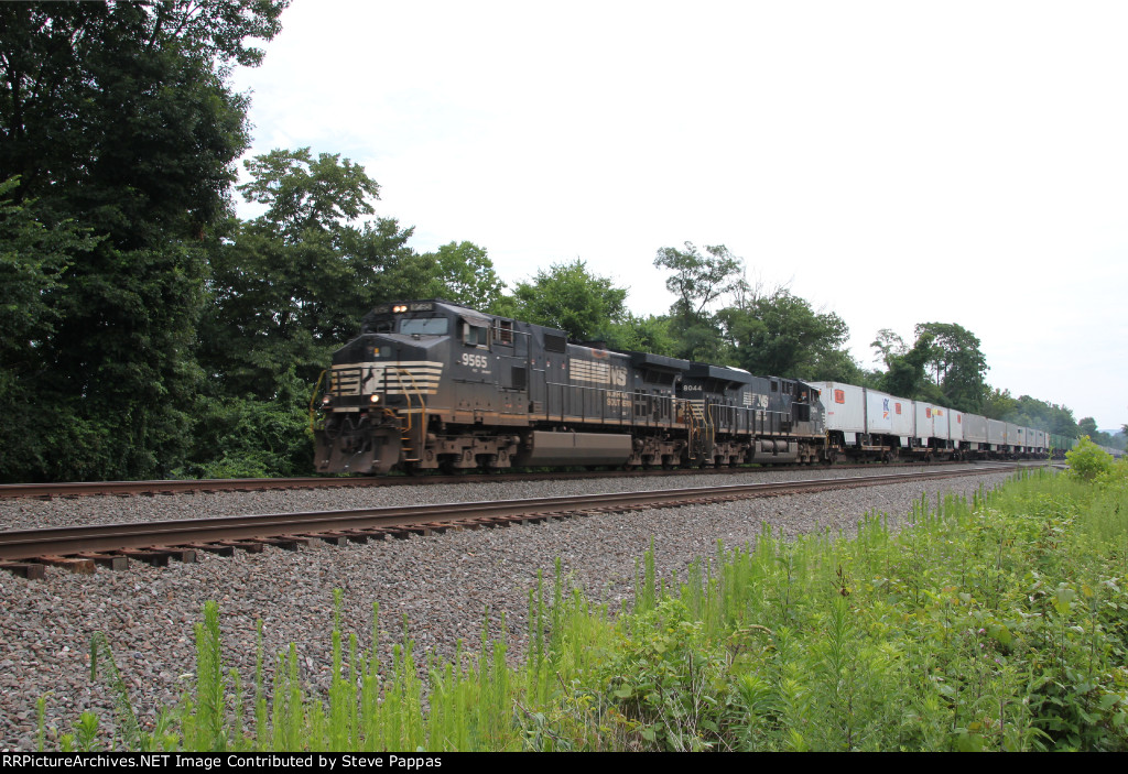 NS 9565 with an intermodal train heading West